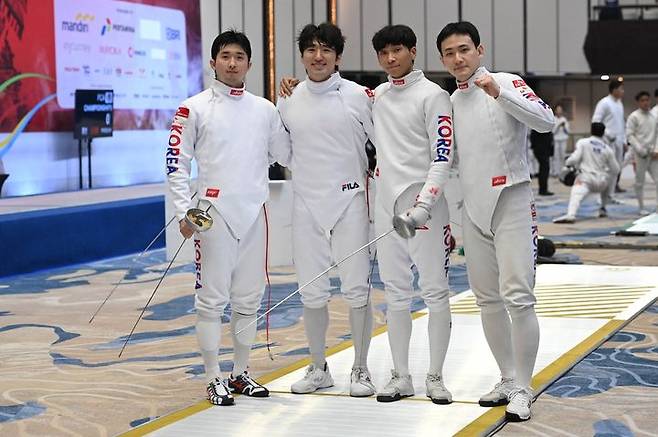 [서울=뉴시스] 2025 아시아펜싱선수권대회 남자 에뻬 단체전에서 동메달을 획득한 한국 남자 에뻬 대표팀. (사진=국제펜싱협회 연맹 SNS 캡처) *재판매 및 DB 금지