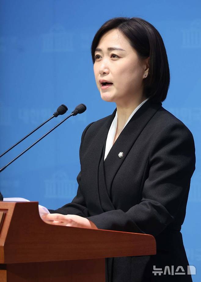 [서울=뉴시스] 조성봉 기자= 백승아 더불어민주당 의원이 16일 오전 서울 여의도 국회 소통관에서 열린 '안전한 학교 만들기 대책과 하늘이법 입법방향에 대한 기자회견'에서 발언을 하고 있다. 2025.02.16. suncho21@newsis.com