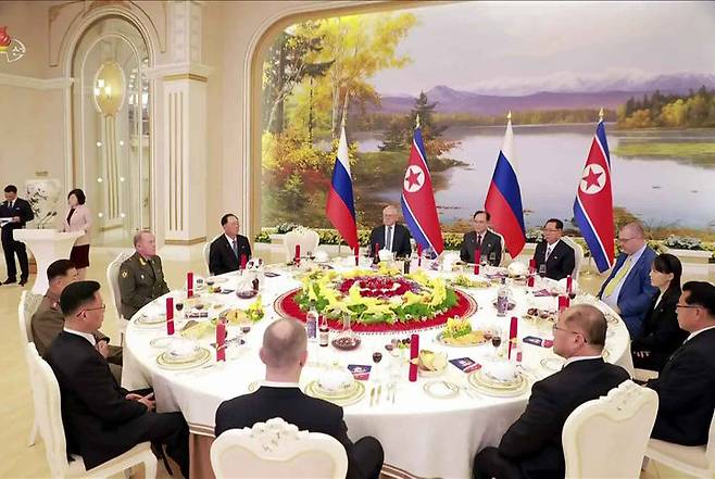 [서울=뉴시스] = 북한이 독일에 주평양 대사관 운영 재개를 5년 만에 승인했으나 독일이 거절했다고 NHK뉴스가 20일(현지 시간) 보도했다. 사진은 북한 조선중앙통신이 북한 러시아 평양수뇌상봉과 포괄적 전략적 동반자관계에 관한 조약체결 1주년에 즈음해서 지난 19일 외무성과 북한주재 러시아대사관이 공동으로 연회를 마련했다고 20일 보도한 모습. (사진=조선중앙TV 캡처) 2025.06.21. photo@newsis.com *재판매 및 DB 금지