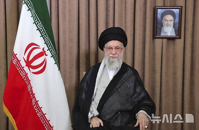 [테헤란=AP/뉴시스] 이란의 아야톨라 알리 하메네이 최고지도자가 이스라엘의 공격으로 사망할 경우에 대비해 후임으로 3명의 고위 성직자를 지명했다고 뉴욕타임스(NYT)가 21일(현지 시간) 보도했다. 사진은 하메네이 최고지도자가 지난 13일 테헤란에서  TV 연설을 하고 있는 모습. 2025.06.21.