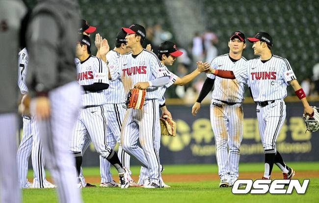 [OSEN=잠실, 최규한 기자] 프로야구&nbsp;LG 트윈스가 파죽의 6연승을 달리며 단독 1위를 지켰다.&nbsp;키움 히어로즈는 6연패에 빠졌다.&nbsp;&nbsp;LG는&nbsp;15일 서울 잠실구장에서 열린 2025 KBO리그 키움과 경기에서 6-2로 승리했다. 오지환이 선제 결승 투런포를 터뜨렸고, 박동원은 8회 쐐기 솔로 홈런을 쏘아올렸다. LG 선발투수 임찬규는 7이닝 동안 4피안타 1볼넷 1사구 6탈삼진 1실점으로 호투했다. 시즌 7승째를 거두며 다승 공동 2위가 됐다.&nbsp;경기를 마치고 승리한 LG 선수들이 하이파이브를 나누고 있다. 2025.05.15 / dreamer@osen.co.kr