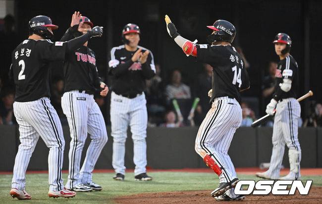 [OSEN=부산, 이석우 기자] 20일 부산 사직야구장에서 2025 신한 SOL 뱅크 KBO 리그 롯데 자이언츠와 LG 트윈스의 경기가 열렸다. 홈팀 롯데는 윤성빈, 방문팀 LG는 송승기가 선발 출전했다.LG 트윈스 송찬의가 2회초 무사 만루 좌월 만루 홈런을 치고 하이파이브를 하고 있다. 2025.05.20 / foto0307@osen.co.kr