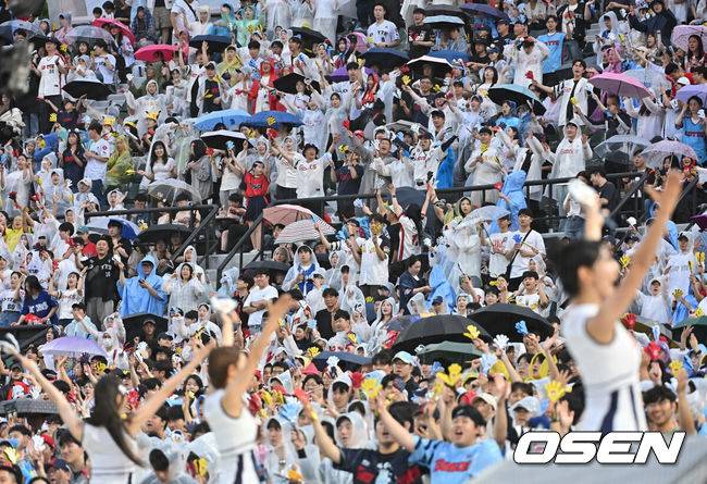 [OSEN=부산, 이석우 기자] 20일 부산 사직야구장에서 2025 신한 SOL 뱅크 KBO 리그 롯데 자이언츠와 삼성 라이온즈의 경기가 열렸다. 홈팀 롯데는 감보아가, 방문팀 삼성은 김대호가 선발 출전했다.비가 내리기 시작했지만 팬들이 더욱 열띤 응원을 하고 있다. 2025.06.20 / foto0307@osen.co.kr