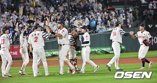 [OSEN=부산, 이석우 기자] 20일 부산 사직야구장에서 2025 신한 SOL 뱅크 KBO 리그 롯데 자이언츠와 삼성 라이온즈의 경기가 열렸다. 홈팀 롯데는 감보아가, 방문팀 삼성은 김대호가 선발 출전했다.롯데 자이언츠 선수들이 삼성 라이온즈에 3-1로 승리한 후 기쁨을 나누고 있다. 2025.06.20 / foto0307@osen.co.kr