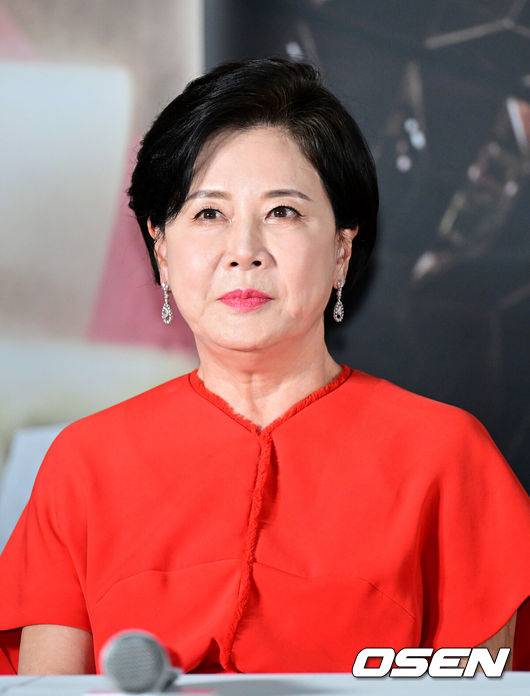 [OSEN=최규한 기자] 14일 오후 서울 삼성동 메가박스 코엑스 에서 영화 '거미집' 시사회가 진행됐다.영화 '거미집'은 1970년대, 다 찍은 영화 '거미집'의 결말만 바꾸면 걸작이 될 거라 믿는 김감독(송강호)이 검열, 바뀐 내용을 이해하지 못하는 배우와 제작자 등 미치기 일보 직전의 현장에서 촬영을 밀어붙이는 이야기를 유쾌하게 그리는 영화다.배우 박정수가 시사회에 참석해 인사말을 준비하고 있다.  2023.09.14 / dreamer@osen.co.kr