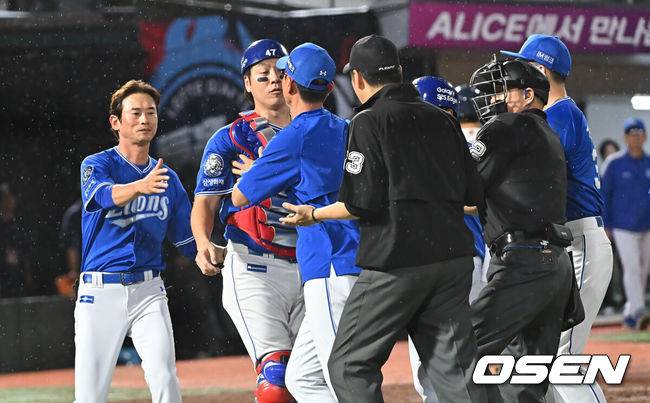 [OSEN=부산, 이석우 기자] 20일 부산 사직야구장에서 2025 신한 SOL 뱅크 KBO 리그 롯데 자이언츠와 삼성 라이온즈의 경기가 열렸다. 홈팀 롯데는 감보아가, 방문팀 삼성은 김대호가 선발 출전했다.삼성 라이온즈 강민호가 8회말 2사 롯데 자이언츠 한태양 타석때 1루심과 신경전을 벌이고 있다. 2025.06.20 / foto0307@osen.co.kr