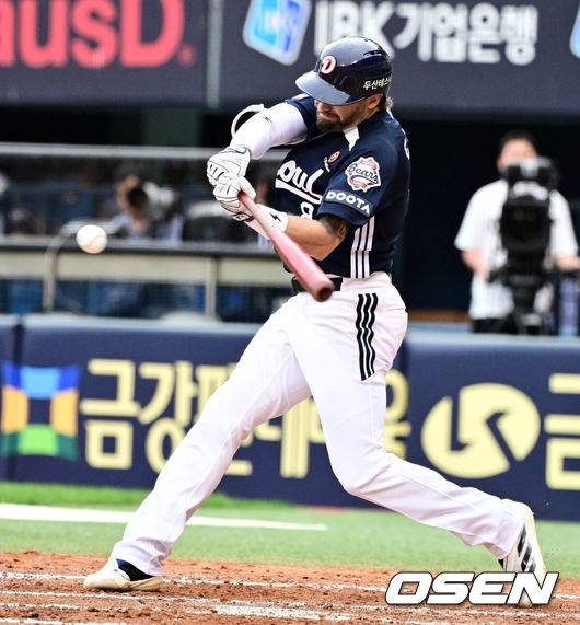 [OSEN=잠실, 지형준 기자] 21일 오후 서울 잠실구장에서 ‘2025 신한 SOL Bank KBO리그’ LG 트윈스와 두산 베어스의 경기가 열렸다.LG는 에르난데스, 두산은 곽빈이 선발로 나섰다.4회초 1사 1,2루에서 두산 케이브가 2타점 좌중간 적시 2루타를 날리고 있다. 2025.06.21 /jpnews@osen.co.kr