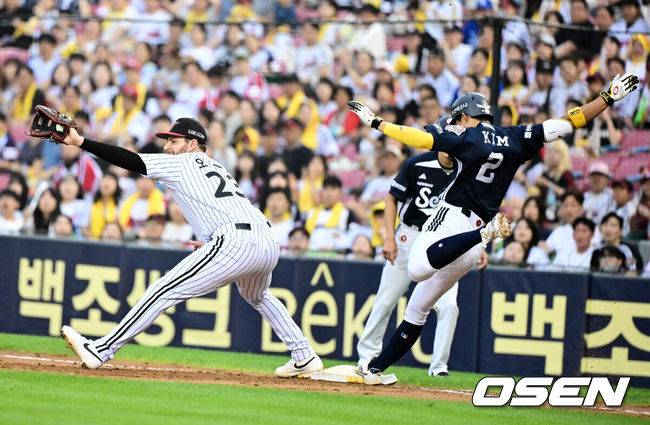[OSEN=잠실, 지형준 기자] 21일 오후 서울 잠실구장에서 ‘2025 신한 SOL Bank KBO리그’ LG 트윈스와 두산 베어스의 경기가 열렸다.LG는 에르난데스, 두산은 곽빈이 선발로 나섰다.6회초 1사 1,2루에서 두산 김민석이 2루땅볼을 날리고 1루엣 LG 오스틴에 앞서 가까스로 세이프되고 있다. 2025.06.21 /jpnews@osen.co.kr