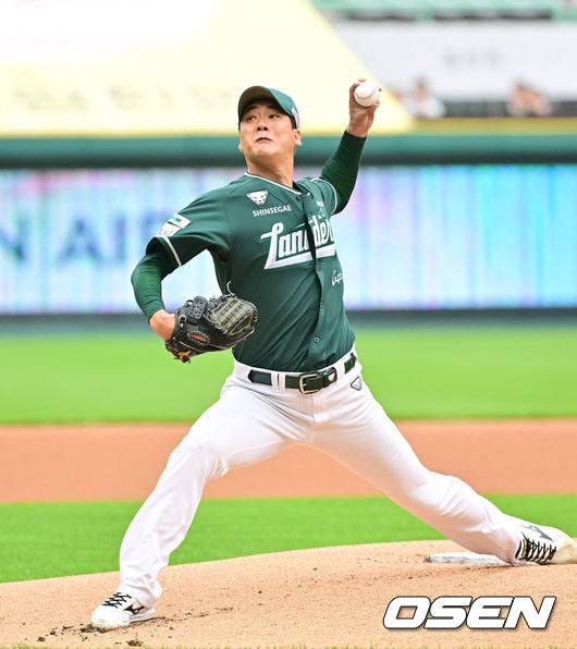 [OSEN=인천, 박준형 기자] 21일 오후 인천 SSG랜더스필드에서 ‘2025 신한 SOL BANK KBO리그’ SSG 랜더스와 KIA 타이거즈의 경기가 진행됐다.이날 SSG는 김광현을, KIA는 양현종을 선발투수로 내세웠다.1회초 SSG 선발투수 김광현이 역투하고 있다. 2025.06.21 / soul1014@osen.co.kr