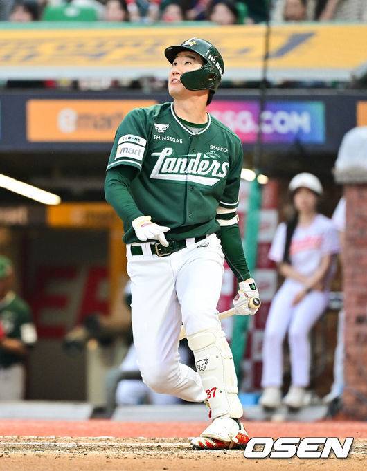 [OSEN=인천, 박준형 기자] 21일 오후 인천 SSG랜더스필드에서 ‘2025 신한 SOL BANK KBO리그’ SSG 랜더스와 KIA 타이거즈의 경기가 진행됐다.이날 SSG는 김광현을, KIA는 양현종을 선발투수로 내세웠다.6회말 SSG 선두타자 오태곤이 솔로홈런을 날리고 있다. 2025.06.21 / soul1014@osen.co.kr