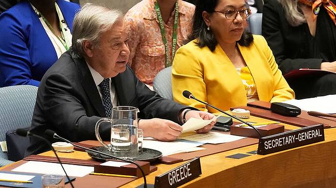 유엔 안보리 이란 긴급회의에서 발언하는 구테흐스 유엔 사무총장(왼쪽)