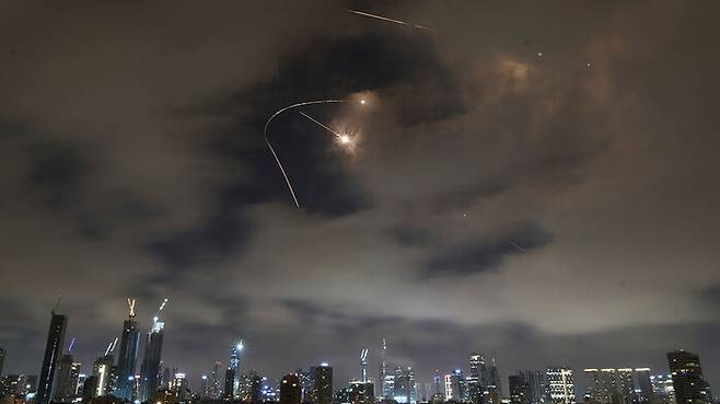 21일(현지시간) 새벽 이스라엘 텔아비브에 날아온 이란발 미사일의 요격 모습