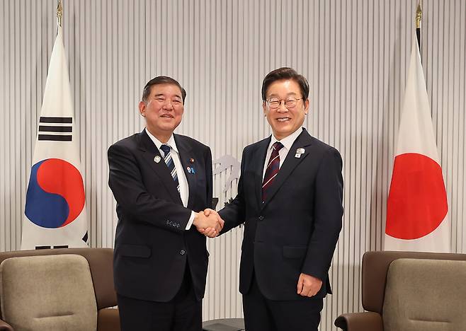 이재명 대통령이 17일(현지시간) 캐나다에서 열린 주요 7개국(G7) 정상회의 참석을 계기로 만난 이시바 시게루 일본 총리와의 양자 정상회담에 앞서 악수를 나누고 있다. 세계일보 자료사진