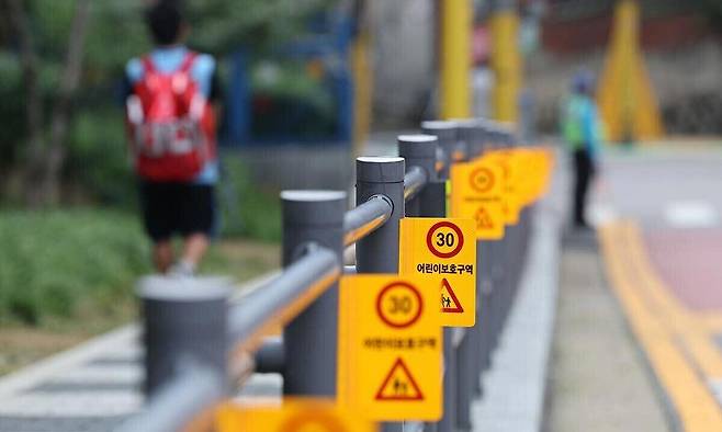 한 초등학교 앞 설치된 어린이보호구역 표지판. 연합뉴스