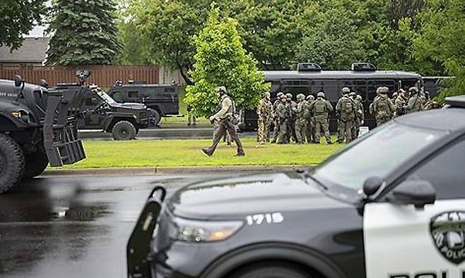 미네소타주 주의원 피살 사건 현장에 배치된 경찰. AP연합뉴스