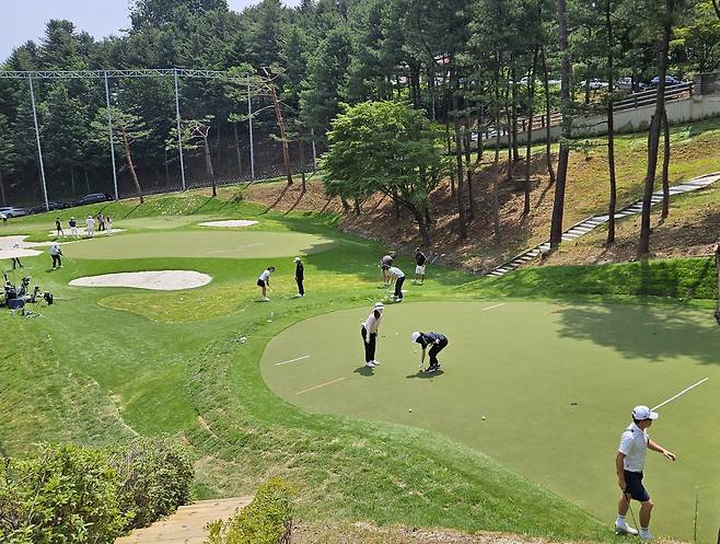 서울 광진구 그랜드 워커힐 서울에 위치한 워커힐 골프클럽의 ‘숏게임 콤플렉스’. PGA 마스터즈 오거스타 골프장의 ‘12번홀’을 오마주해 구현했다.