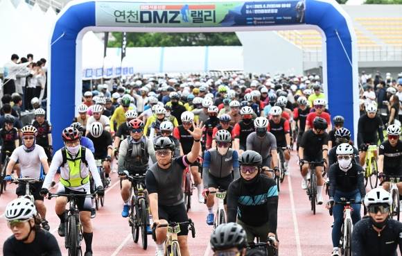 21일 경기도 연천군 연천공설운동장에서 열린 ‘2025 서울신문-연천 DMZ 자전거 랠리’에서 참가자들이 출발하고 있다. 2025.6.21 홍윤기 기자