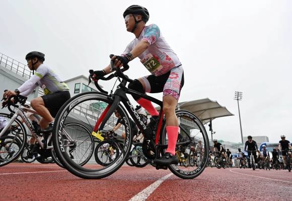 21일 경기도 연천군 연천공설운동장에서 열린 ‘2025 서울신문-연천 DMZ 자전거 랠리’에서 참가자들이 출발하고 있다. 2025.6.21 홍윤기 기자