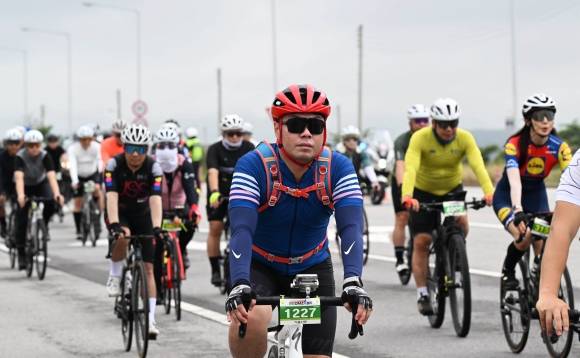 21일 경기도 연천군 연천공설운동장에서 열린 ‘2025 서울신문-연천 DMZ 자전거 랠리’에서 참가자들이 질주하고 있다. 2025.6.21 홍윤기 기자