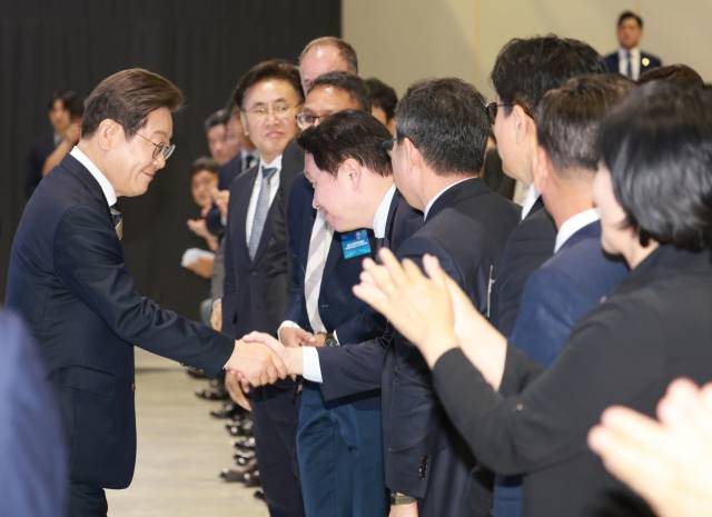 이재명 대통령이 20일 울산전시컨벤션센터에서 열린 울산 인공지능(AI) 데이터 센터 출범식에서 최태원 SK그룹 회장과 악수하고 있다. 연합뉴스