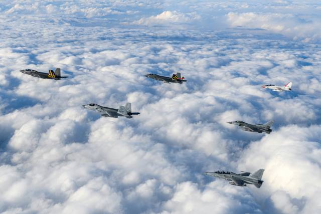 KF-21 시제 4호기가 1000소티 비행 임무 수행 완료한 후 각각 임무 수행을 마친 시제 2호기(위), 5호기(아래)와 함께 편대비행을 하고 있다. 사진 제공=방위사업청