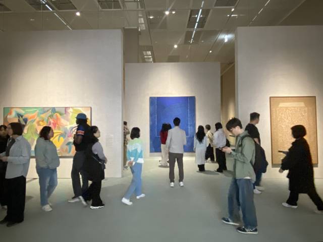 관람객들이 국립현대미술관 서울관의 '한국현대미술 하이라이트' 전시를 감상하고 있다. 사진 제공=국립현대미술관