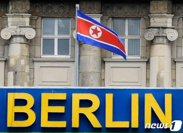 독일 수도 베를린 소재 한 호텔 건물에 북한 인공기가 걸려있다. 2017.05.10 AFP, 뉴스1