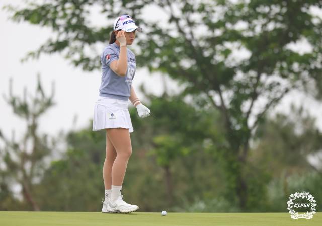 그린을 파악하고 있는 박현경. 사진 제공=KLPGA