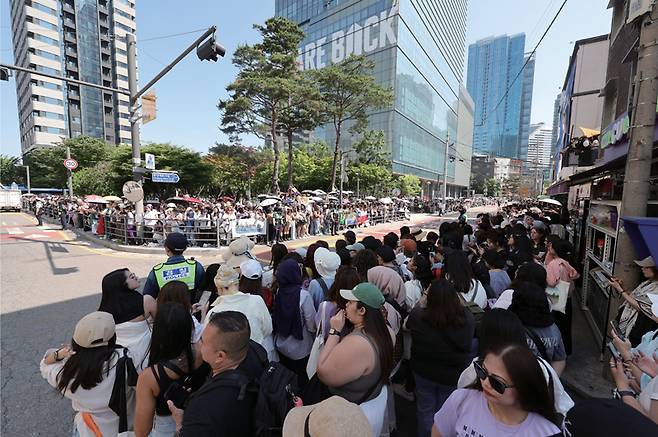 방탄소년단(BTS) 멤버 지민과 정국의 전역일인 6월11일 서울 용산구 하이브 사옥 앞에서 국내외 아미(ARMY·BTS의 팬덤)들이 제대를 축하하고 있다. ⓒ연합뉴스