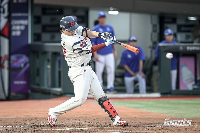 롯데 정보근은 20일 사직 삼성전에서 8번타자 포수로 선발출전해 결승타를 포함한 멀티히트로 팀 3연승에 힘을 보탰다. 사진제공｜롯데 자이언츠