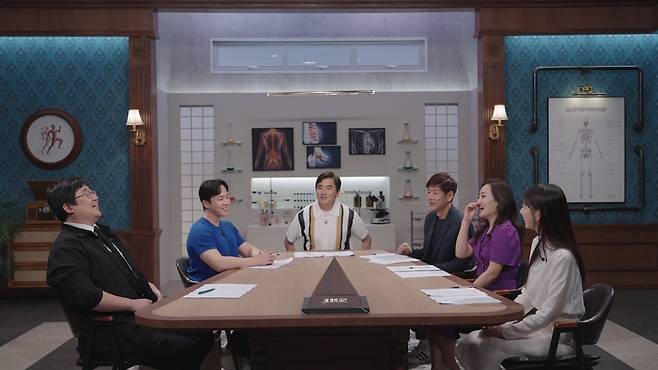 SBS 건강 예능 ‘세 개의 시선’에 출연한 정재환 교수(오른쪽에서 세 번째). 사진 SBS