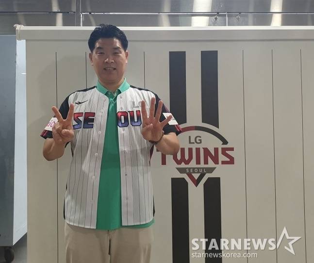 창원LG 세이커스 조상현 감독이 20일 잠실 두산-LG전이 우천 취소된 뒤 서울 LG 트윈스의 한국시리즈 V4를 기원하는 포즈로 촬영에 응했다. /사진=김동윤 기자