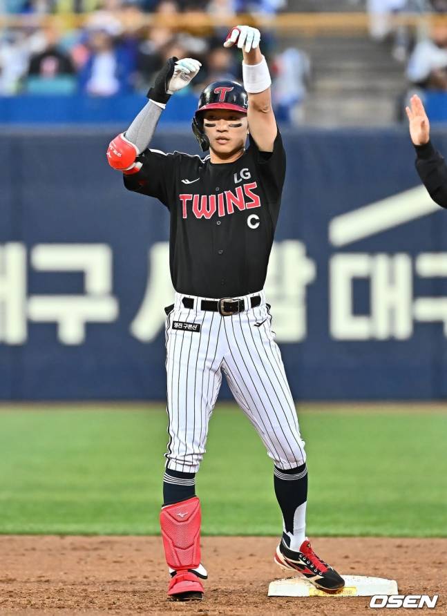 LG 박해민이 지난달 안타를 치고 나간 후 농구 세리머니를 하고 있다.