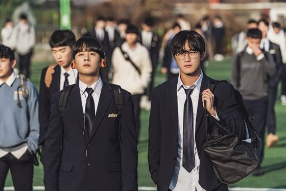 왼쪽부터 '원' 의겸 역의 이정하, 윤기 역의 김도완