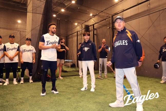 한화 김경문 감독(오른쪽에서 2번째)가 20일 한화 선수단에게 새 외국인 타자 루이스 리베라토(왼쪽에서 3번쨰)를 소개하고 있다. /사진=한화 이글스 제공