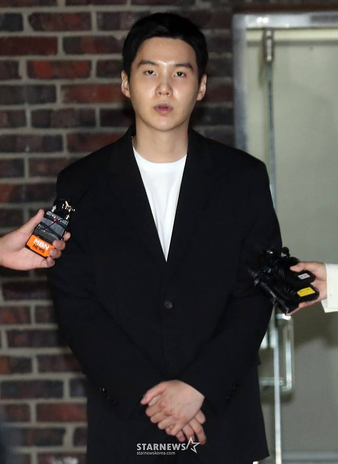 전동스쿠터 음주운전 혐의를 받은 그룹 방탄소년단(BTS)의 슈가(본명 민윤기·31)가 경찰 조사를 받기 위해 23일 오후 서울 용산경찰서에서 조사를 마치고 나서고 있다. 2024.08.23 /사진=임성균