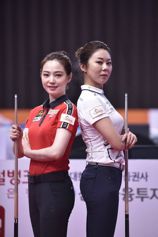 2020~2021시즌 첫 맞대결을 앞두고 등을 맞대고 포즈를 취하고 있는 차유람(왼쪽)과 김가영. /사진=PBA 투어 제공