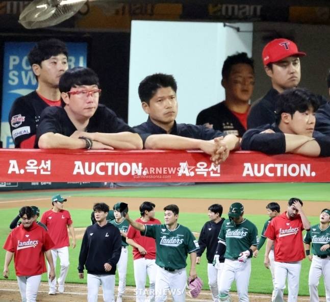 21일 SSG와 KIA의 경기 11회 결과에 양 팀 선수들이 아쉬운 표정을 짓고 있다. /사진=강영조 선임기자