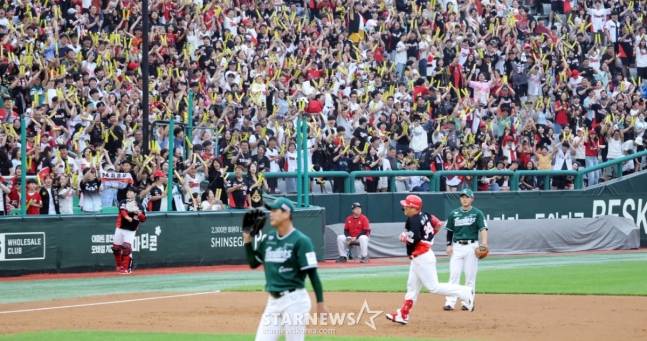 김광현(왼쪽)이 5회초 최형우에게 스리런 홈런을 맞고 아쉬워하고 있다. /사진=강영조 선임기자