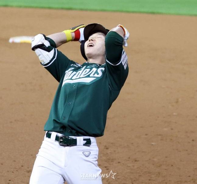 SSG 박성한이 21일 KIA전 9회말 안타를 날린 뒤 에레디아가 홈에서 태그아웃되자 아쉬워하고 있다. /사진=강영조 선임기자