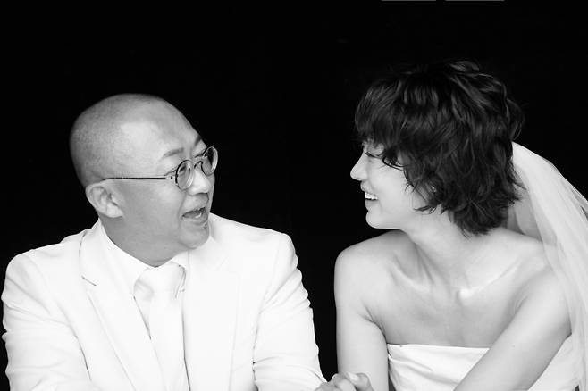 /사진=포토그래퍼 김영준, 최여진 드레스 '하우스오브에이미', 김재욱 턱시도 '아틀레', 커플캐주얼 '애프터무브먼트'