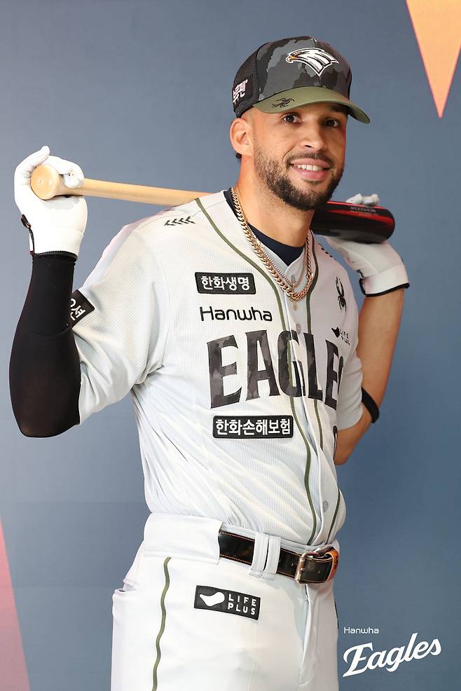 한화는 오른쪽 새끼손가락 견열골절(뼛조각 생성)로 외국인 재활선수 명단에 오른 에스테반 플로리얼의 대체 외국인 선수로 도미니카 공화국 출신의 1995년생 루이스 리베라토를 영입했다. 계약 기간은 6주이며, 계약 규모는 총액 5만 달러다. 한화 이글스