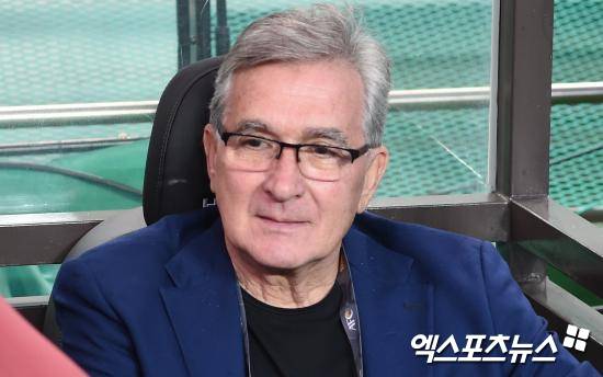 중국 소후 닷컴이 20일 중국 축구 대표팀 코칭스태프 예산이 이미 삭감돼 자금이 부족하다면서 좋은 감독이 오기 어렵다고 보도했다.&nbsp;엑스포츠뉴스DB