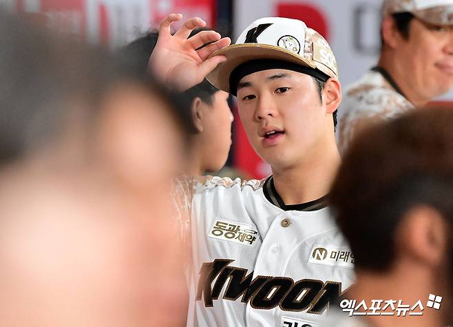 8일 오후 서울 구로구 고척스카이돔에서 열린 '2025 신한 SOL Bank KBO리그' LG 트윈스와 키움 히어로즈의 경기, 3회초 수비를 마친 키움 정현우가 더그아웃으로 향하고 있다. 엑스포츠뉴스DB