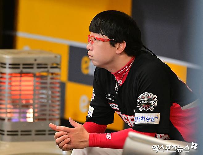 11일 오후 인천SSG랜더스필드에서 열린 '2025 신한 SOL Bank KBO리그' KIA 타이거즈와 SSG 랜더스의 더블헤더 2차전 경기, 6회말 1사 1,2루 KIA 양현종이 마운드를 내려와 생각에 잠겨 있다. 엑스포츠뉴스 DB