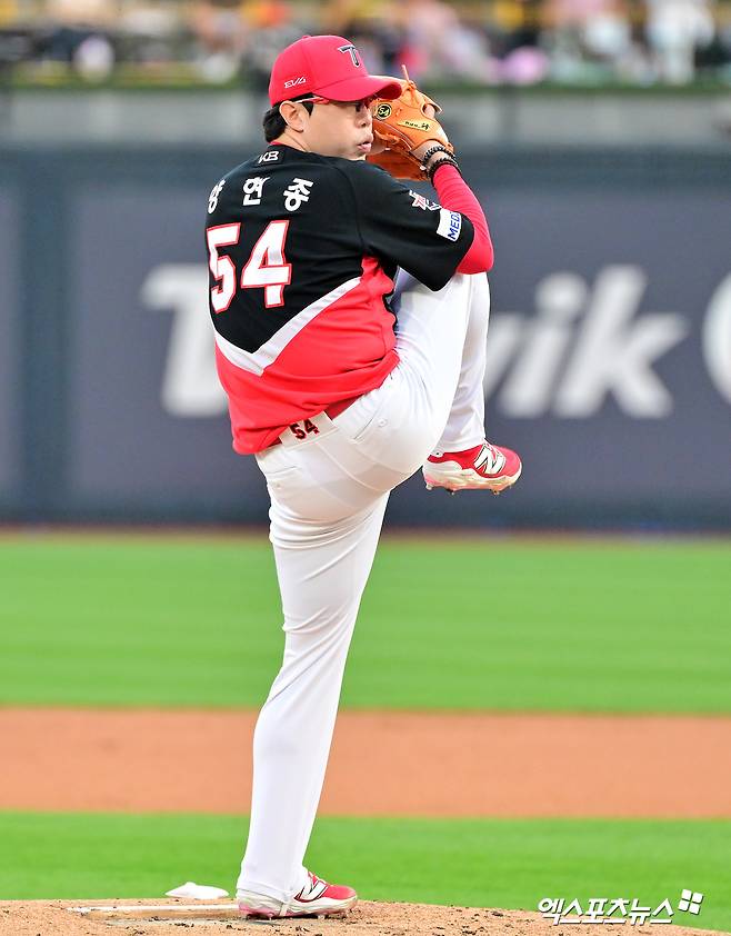 22일 오후 수원KT위즈파크에서 열린 '2025 신한 SOL Bank KBO리그' KIA 타이거즈와 KT 위즈의 경기, 1회말 KIA 선발투수 양현종이 공을 힘차게 던지고 있다. 엑스포츠뉴스 DB