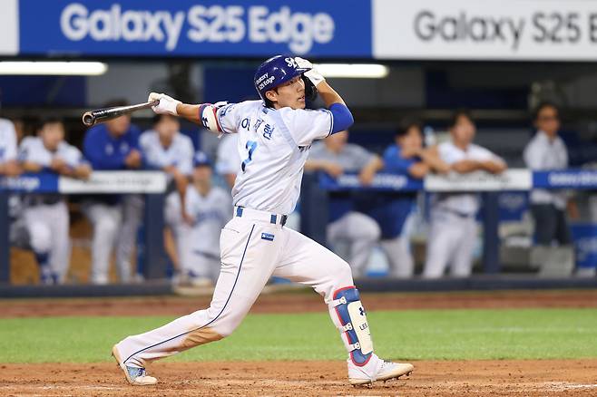 삼성 라이온즈 이재현이 올해 정규시즌 경기에 출전해 타격하고 있다. 이재현은 21일 부산 롯데 자이언츠전 선발 명단에서 제외됐다. 햄스트링 불편감 때문이다. 삼성 라이온즈