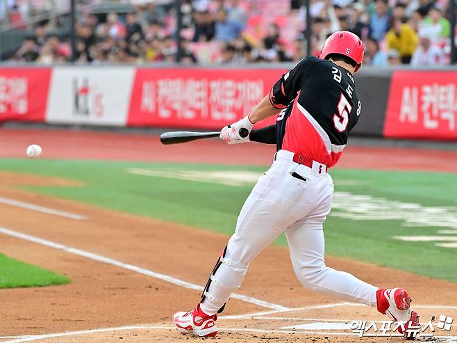 22일 오후 수원KT위즈파크에서 열린 '2025 신한 SOL Bank KBO리그' KIA 타이거즈와 KT 위즈의 경기, 1회초 1사 2루 KIA 김도영이 좌전안타를 날리고 있다. 엑스포츠뉴스 DB