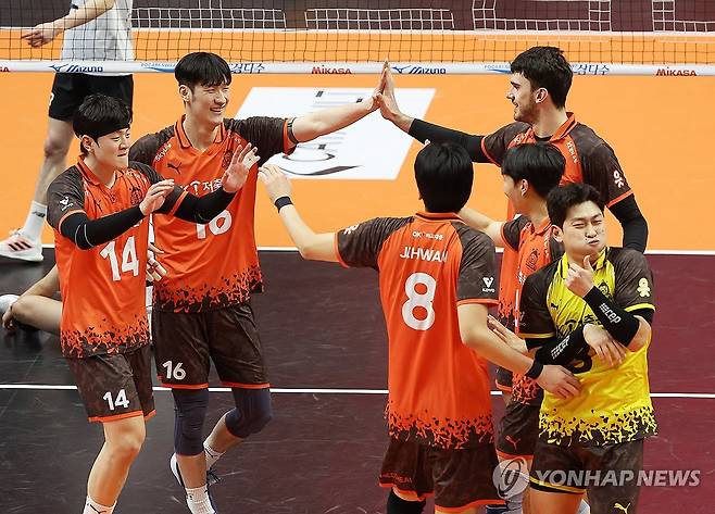 득점 후 기뻐하는 OK저축은행 선수들 [연합뉴스 자료 사진]