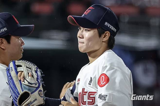 승리 후 동료들과 하이파이브하는 한승현 [롯데 자이언츠 제공. 재판매 및 DB 금지]